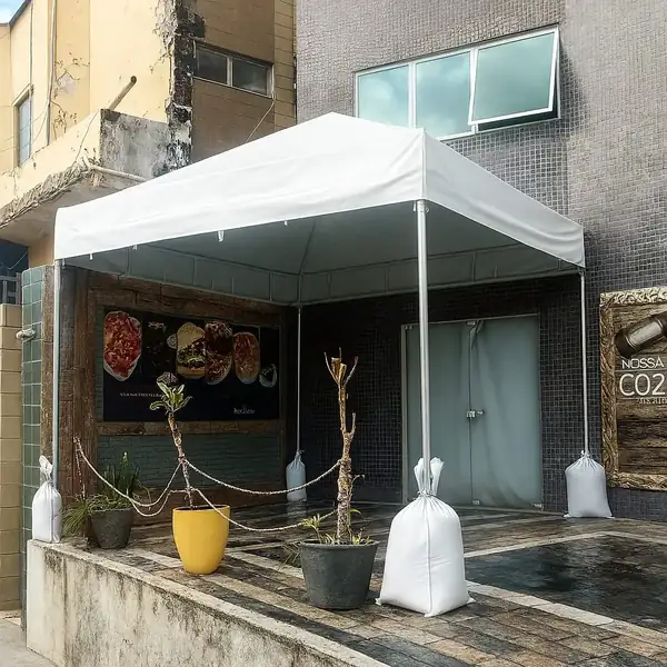 Tenda branca montada em frente a uma loja