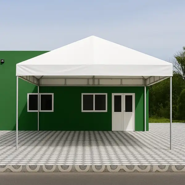 Tenda piramidal branca em frente a prédio