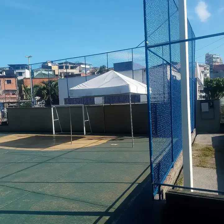 Tenda piramidal 4x4 montada em quadra