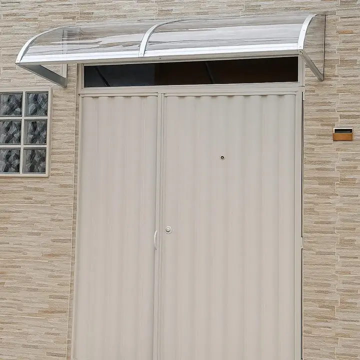 Toldo fixo em policarbonato sobre portão